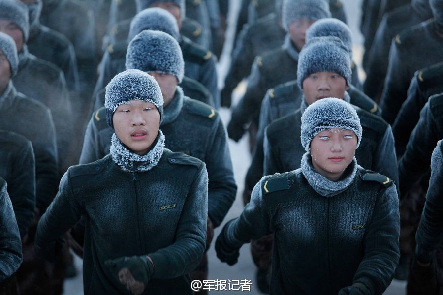 边防战士零下30度练兵 身上结霜似"冰马俑"_高清图集_新浪网