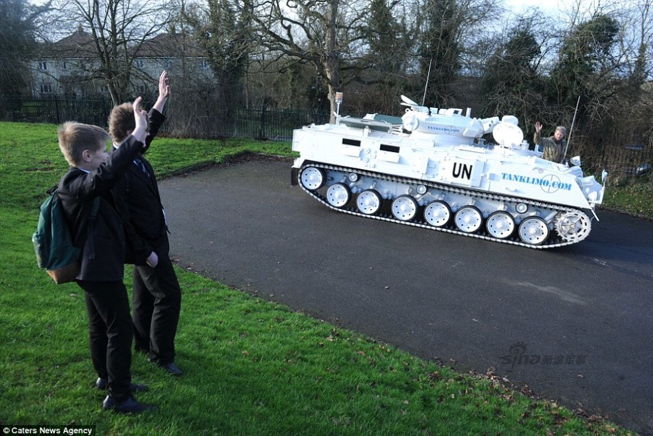 un涂装的fv432装甲车成"私家校车"