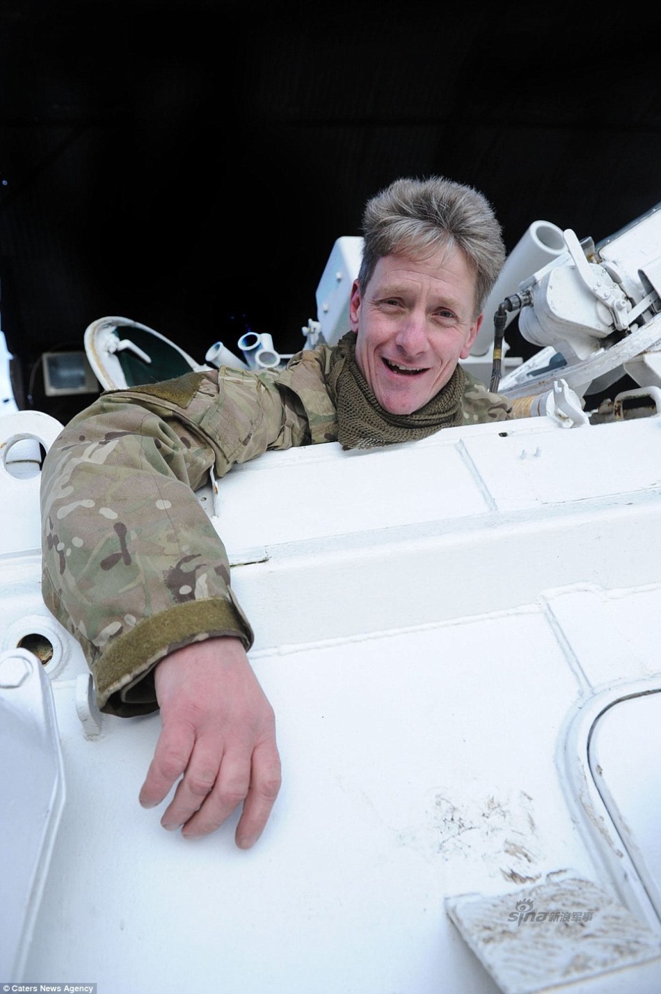 un涂装的fv432装甲车成"私家校车"