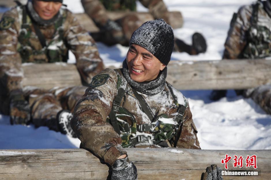 我军老虎连战士零下31度冬训 举起大轮胎不费劲_高清图集_新浪网
