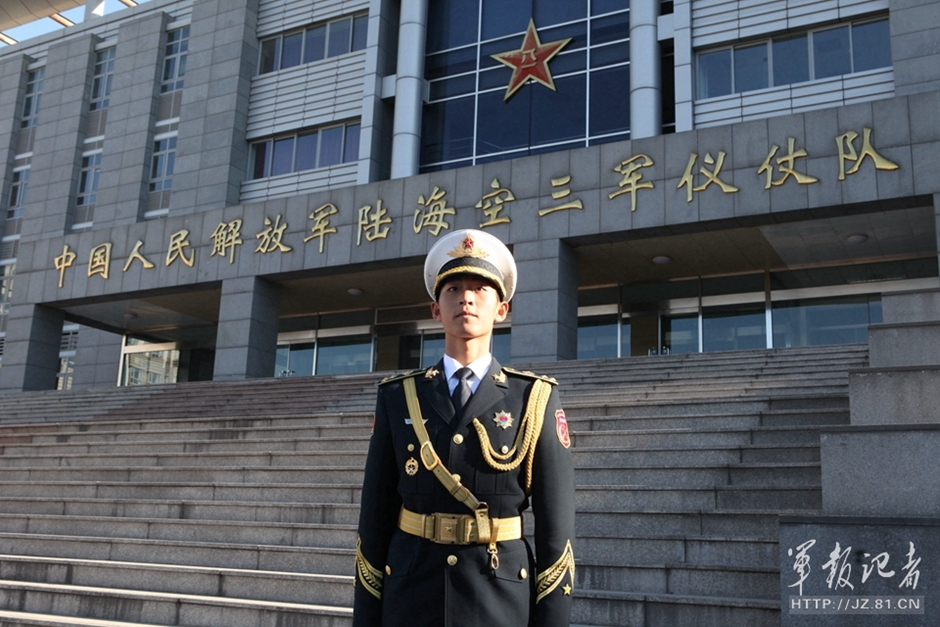 金光闪闪!解放军新式礼宾服金属丝刺绣亮眼