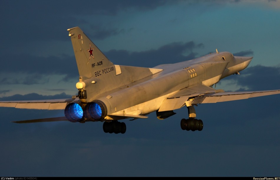 俄罗斯空军图-22m3逆火轰炸机夜航照超美!