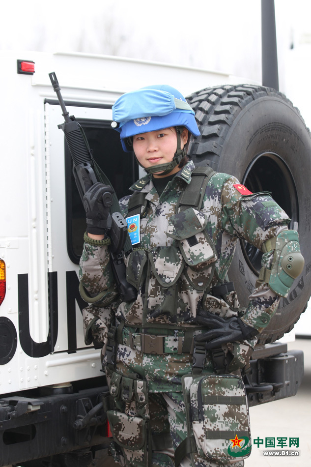 中国首支维和精锐女兵班亮相 身着全套新式护具