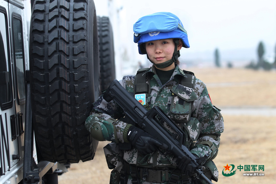 中国首支维和精锐女兵班亮相 身着全套新式护具_高清图集_新浪网