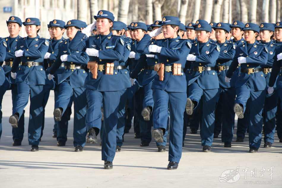 空军上百女新兵完成训练下连 肩负超大战斗背囊