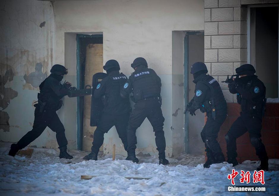 乌鲁木齐精锐特警反劫持演练 重视实战化很逼真