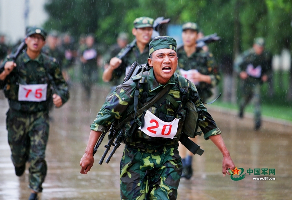 解放军铁血训练场面曝光 有点伤疤都不算事儿