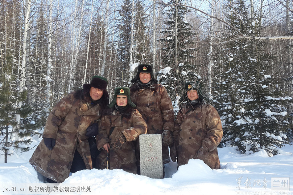 驻新疆边防部队在齐腰深积雪里艰难行进巡逻