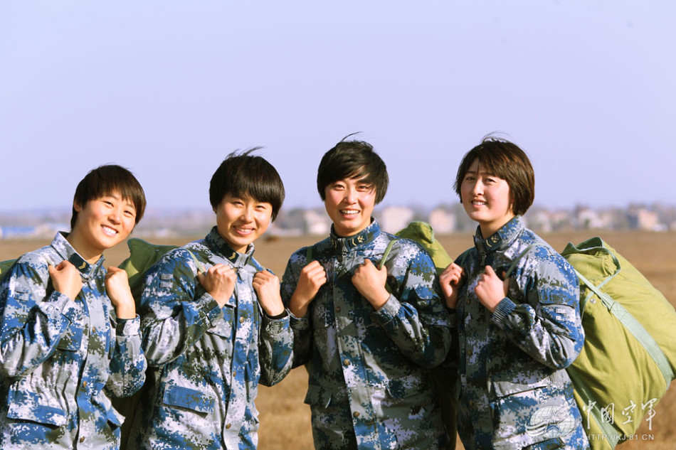 我军女空降兵试跳战备伞 无须事先折叠背上就跳_高清图集_新浪网