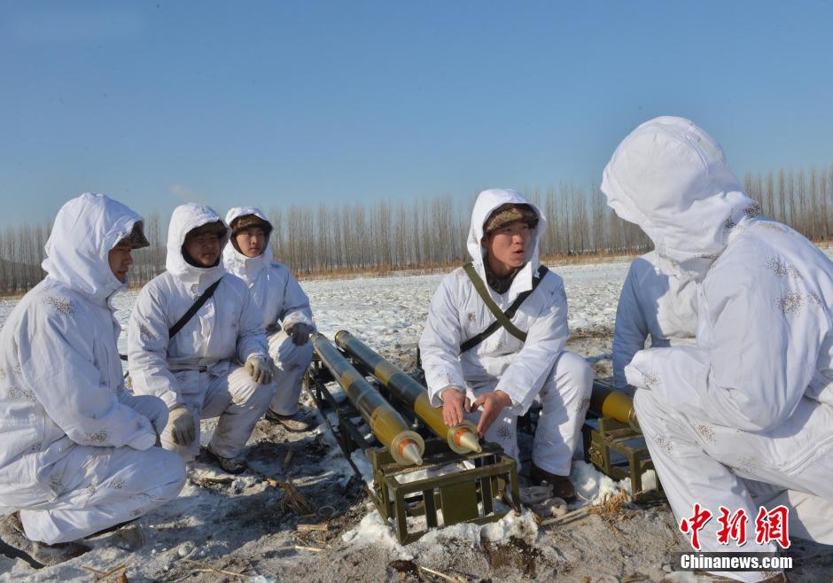 16军反坦克炮火箭炮加农炮群在东北练极寒作战