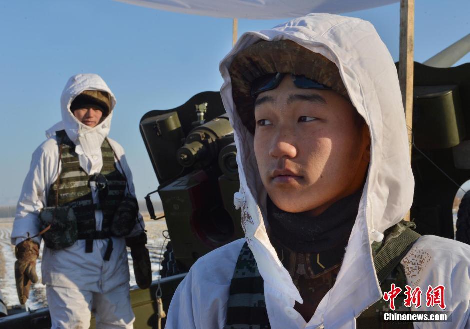 16军反坦克炮火箭炮加农炮群在东北练极寒作战