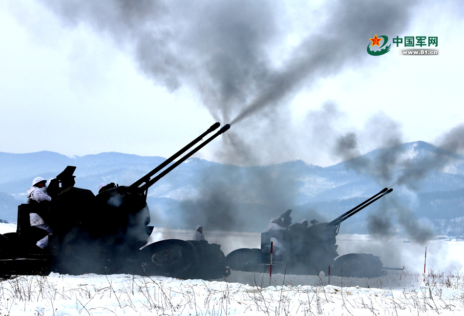 沈阳军区新双35高炮群在林海雪原对空猛烈开火
