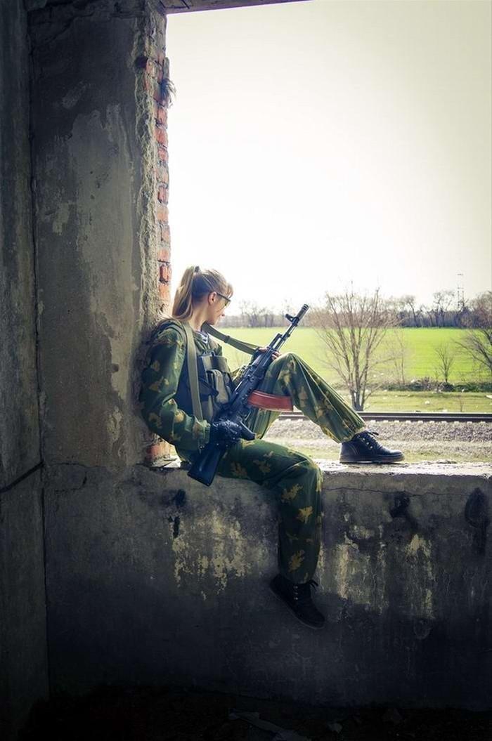 俄美少女二人组军装cosplay 穿海魂衫持ak74