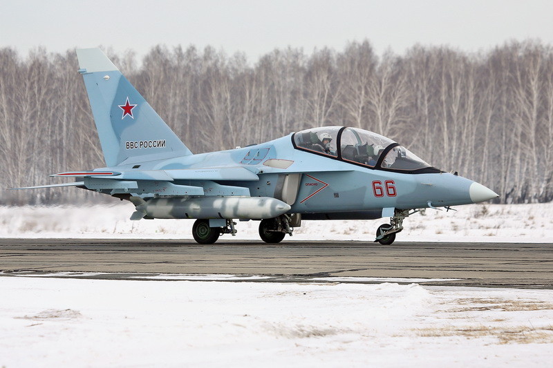 全新雅克130教练机直飞5500公里交付部队