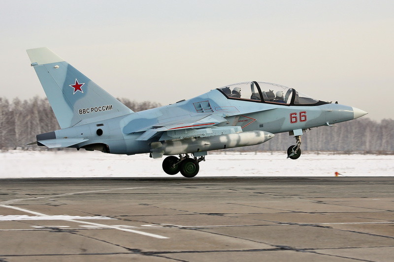 全新雅克130教练机直飞5500公里交付部队