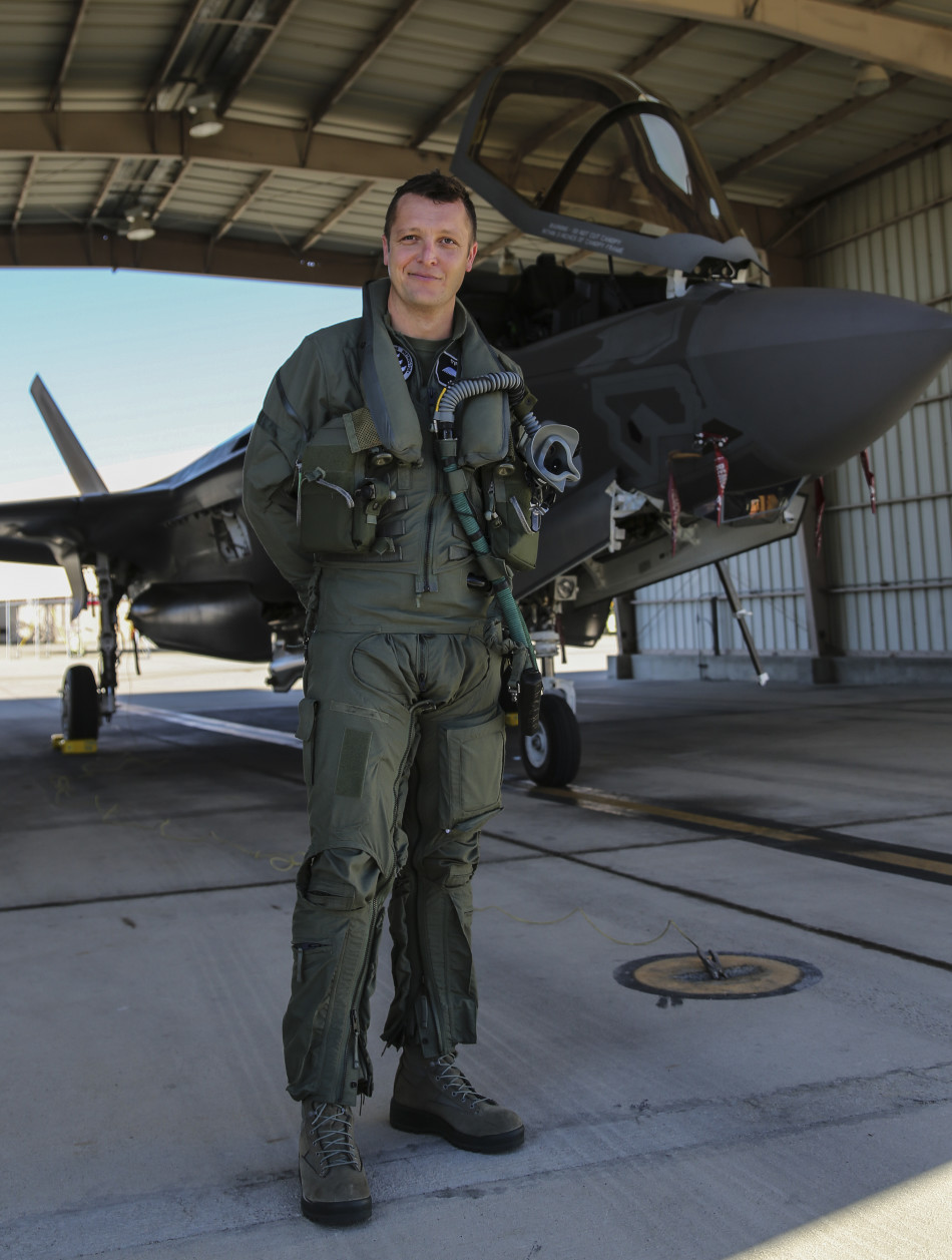 英国皇家空军首支f-35闪电ii战机中队正式成立