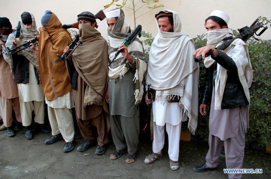 20名阿富汗塔利班武装人员持枪投降