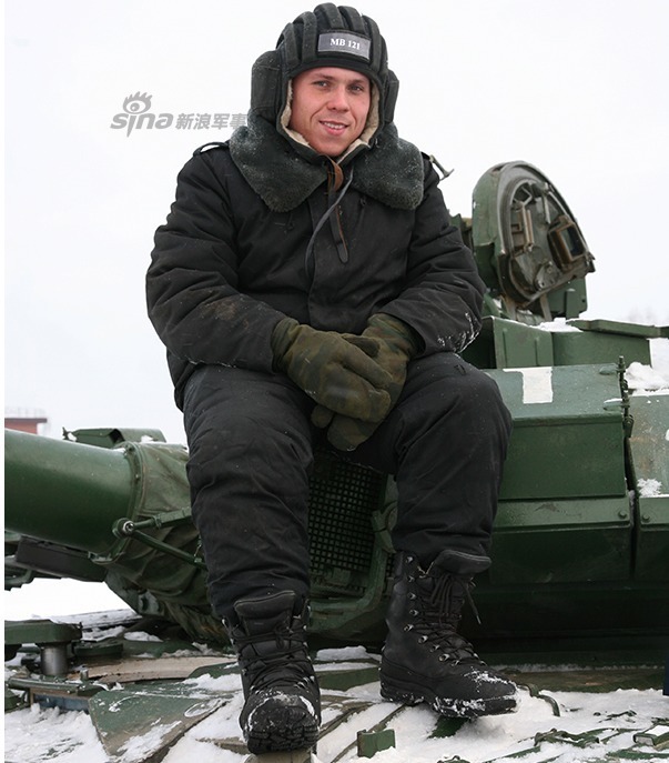 俄首都精锐t-90a部队冬训 多车练横进侧击战法