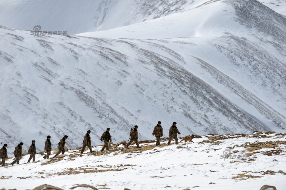 2月18日农历大年三十,扎西岗边防连官兵在海拔5580米的边境线上巡逻.