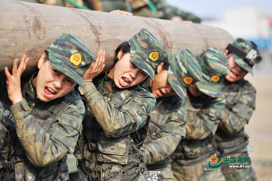 武警霸王花庆新春玩体力活