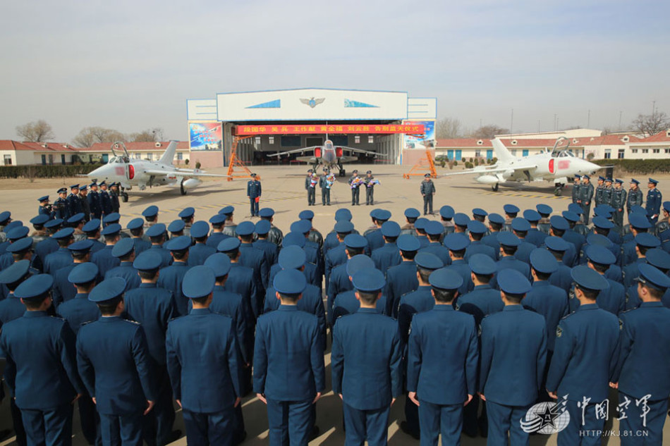空军攻击机部队退役老飞2架强五1架飞豹送行