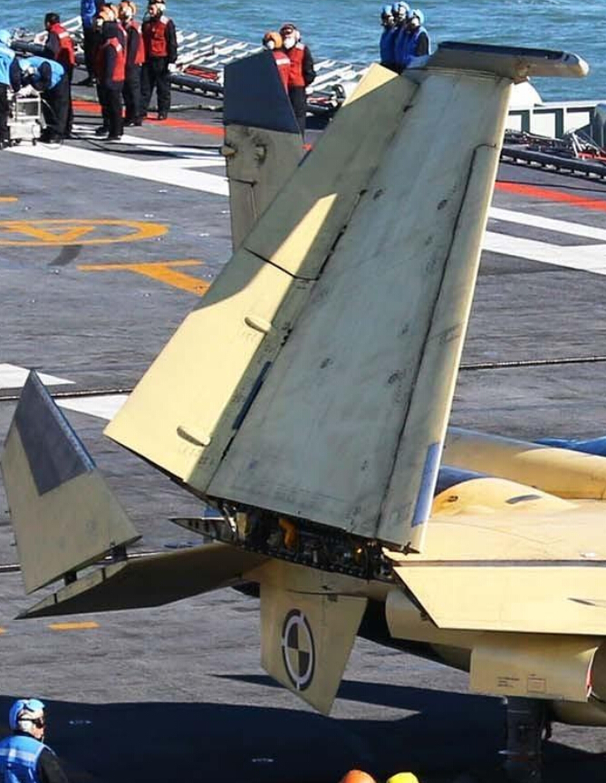 中国歼-15舰载机折叠机翼构造