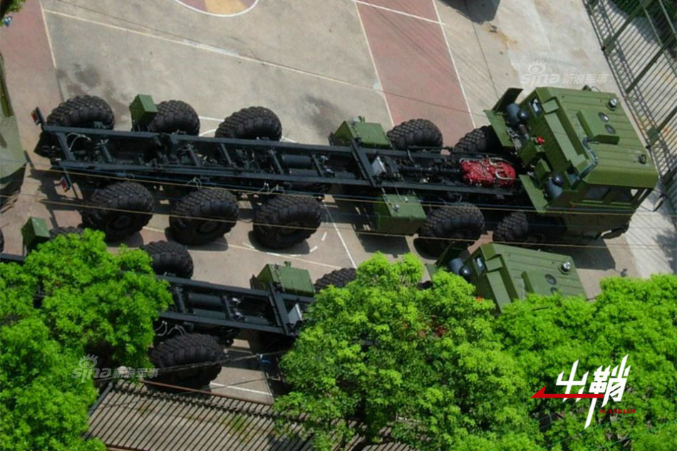 2012年推出了一款10*10驱动,具备独立可调液气悬挂的新型特种底盘