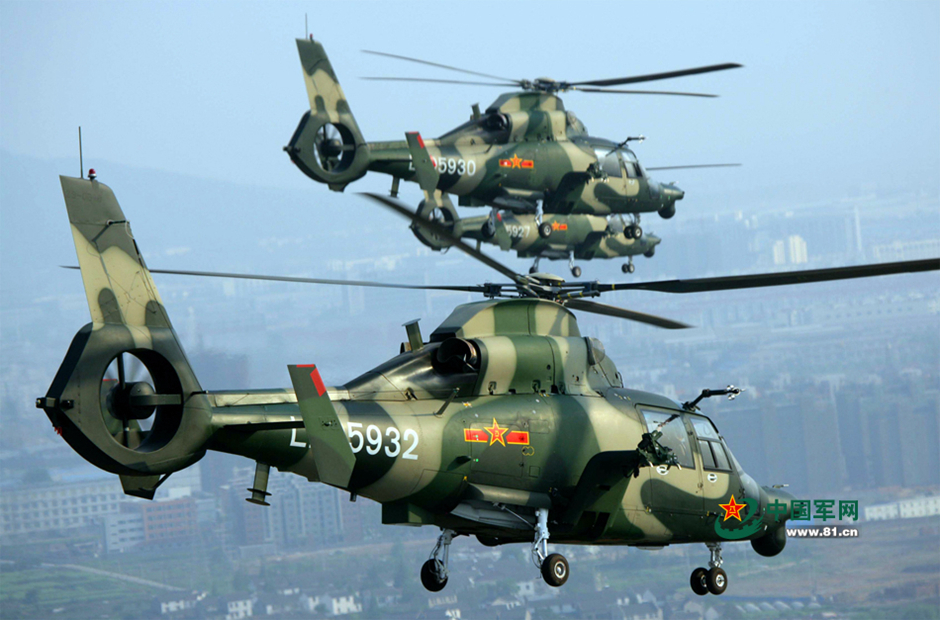 帅解放军武直9wa武装直升机编队飞越城市