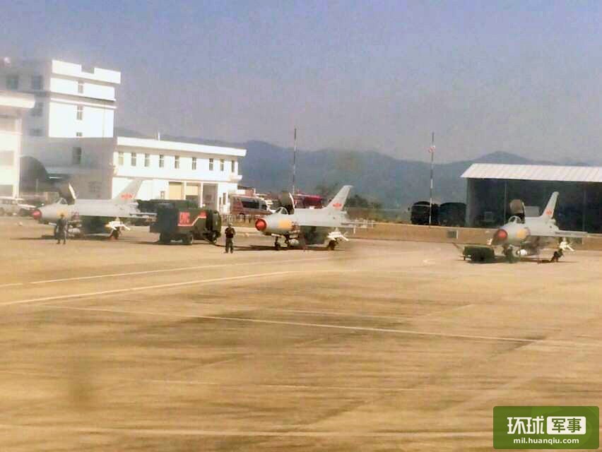 中国空军歼7h战机在云南临沧机场挂弹待命