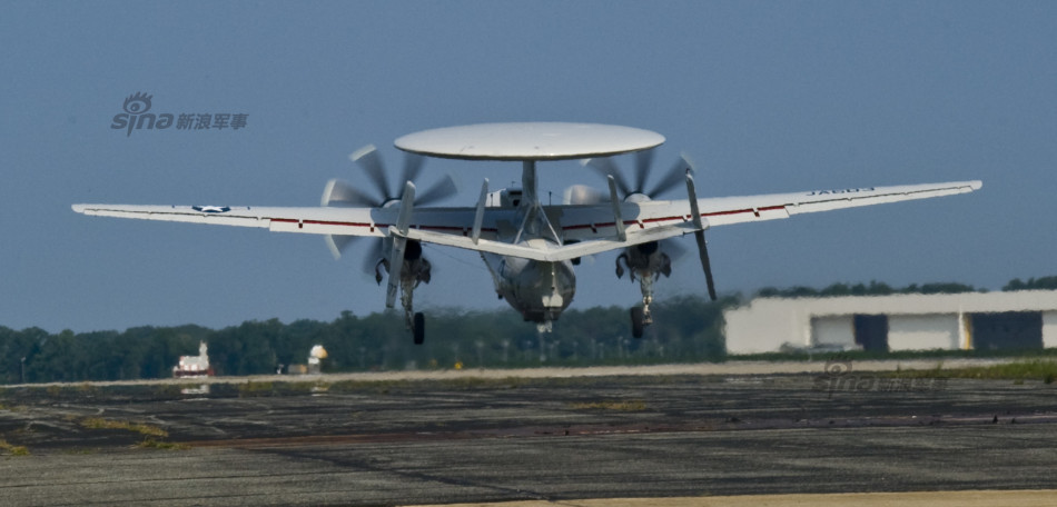 美国海军准备服役5架最新型e-2d先进鹰眼预警机