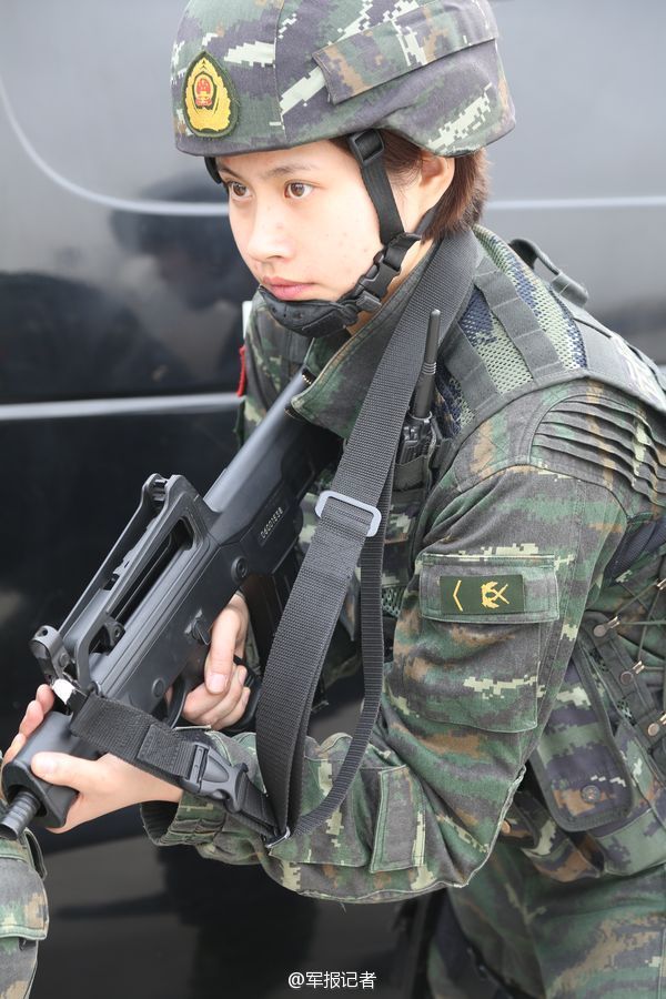 猎鹰突击队颜值爆表女士官 轻松一字马战力超高