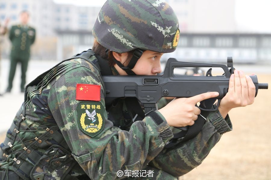 猎鹰突击队颜值爆表女兵轻松一字马战力超高