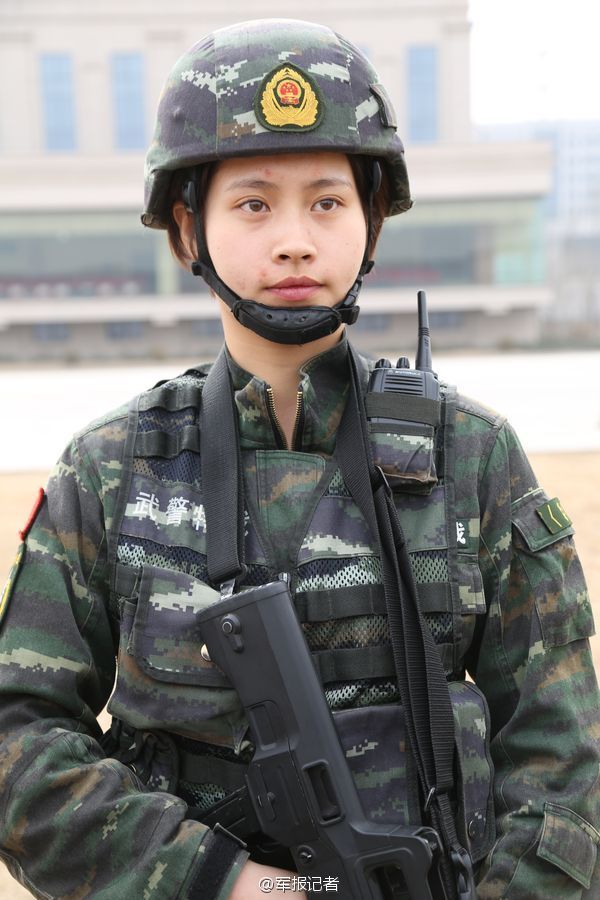 猎鹰突击队颜值爆表女士官 轻松一字马战力超高