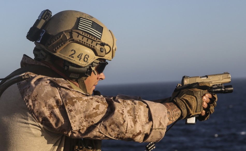 美陆战队士兵舰上练枪阵容大 满地弹壳枪管林立