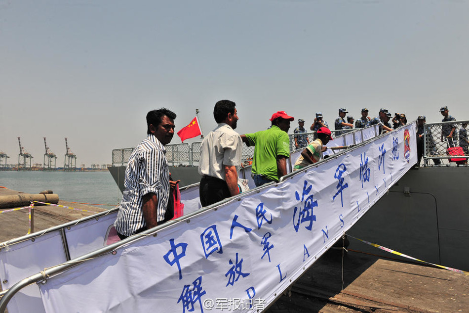 闲人勿近!中国海军特战部队撤侨设立警戒线