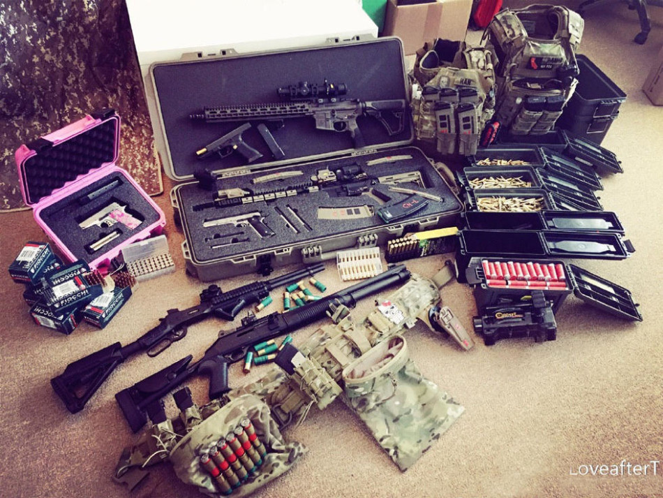 外国网友晒自家武器装备弹药成箱