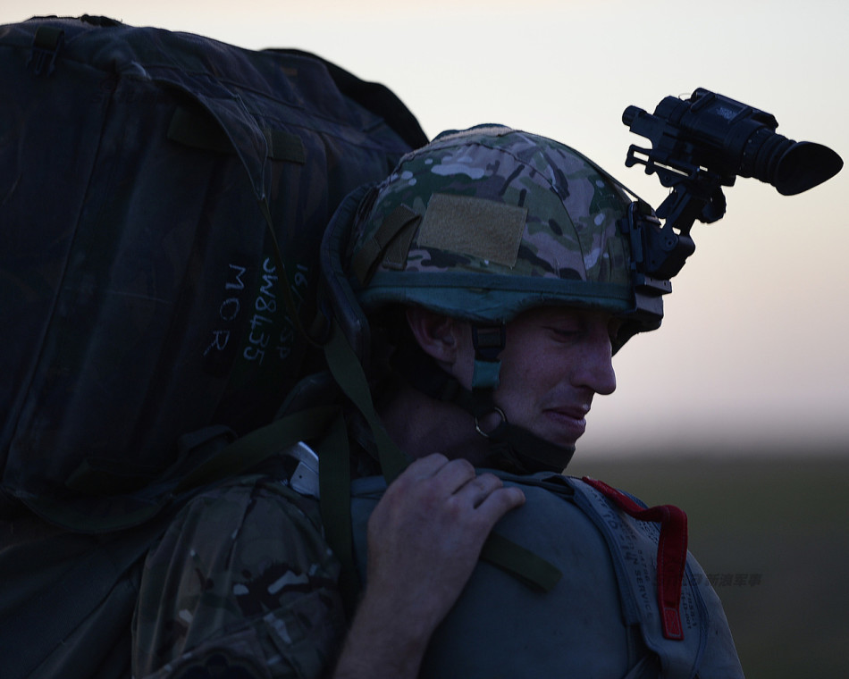 美英精锐伞兵大规模空降荷兰