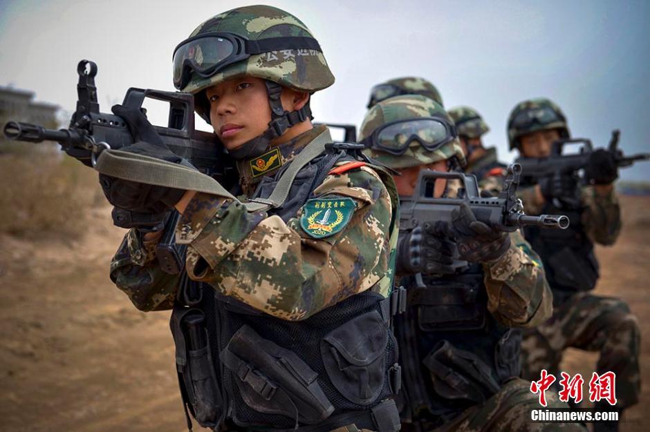 新疆"利剑突击队"亮相,荒滩上磨练血性虎气!