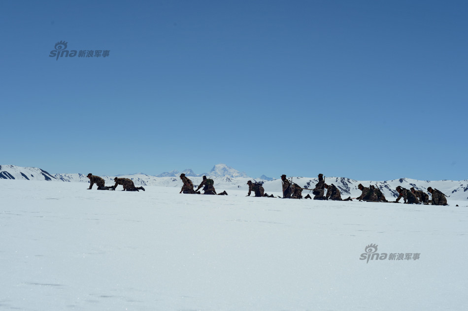 驻西藏喜马拉雅山区部队挖雪爬行巡逻边境线