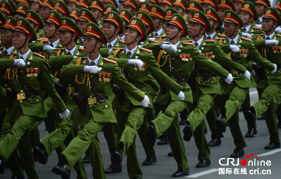 越南举行大规模阅兵式:女兵穿白丝袜踢正步