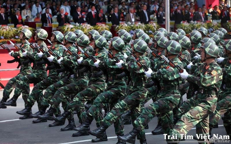 越南举行大规模阅兵式:女兵穿白丝袜踢正步