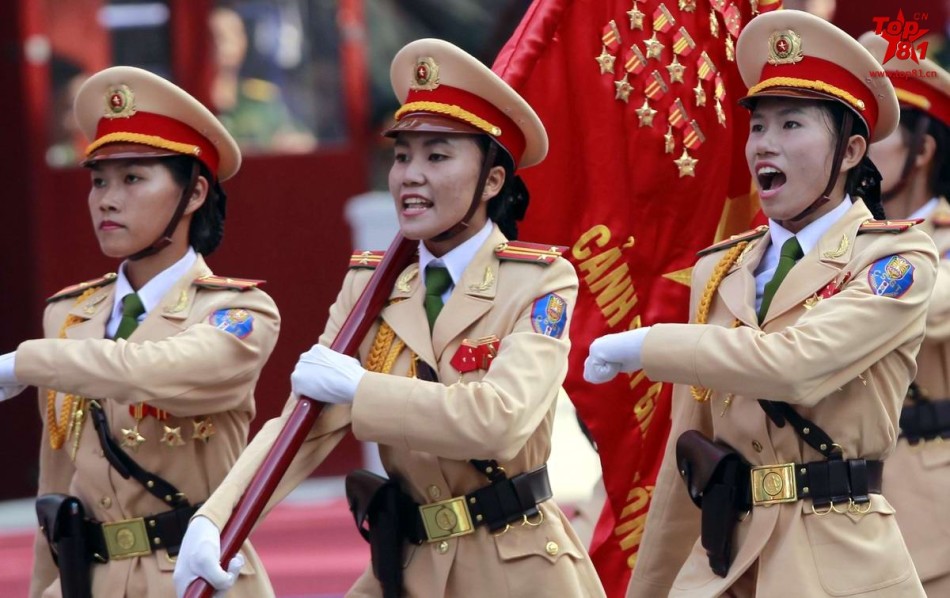 越南举行大规模阅兵式:女兵穿白丝袜踢正步