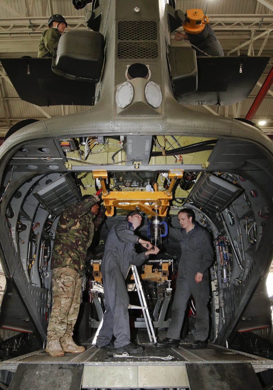 真能装:安-124一口"吞下"支努干重型直升机!