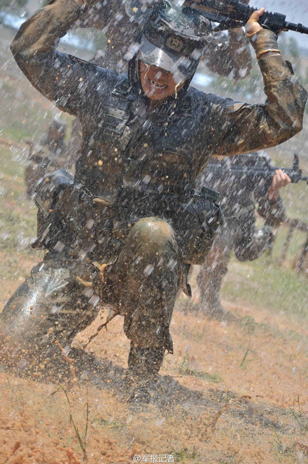 解放军女特种兵残酷训练