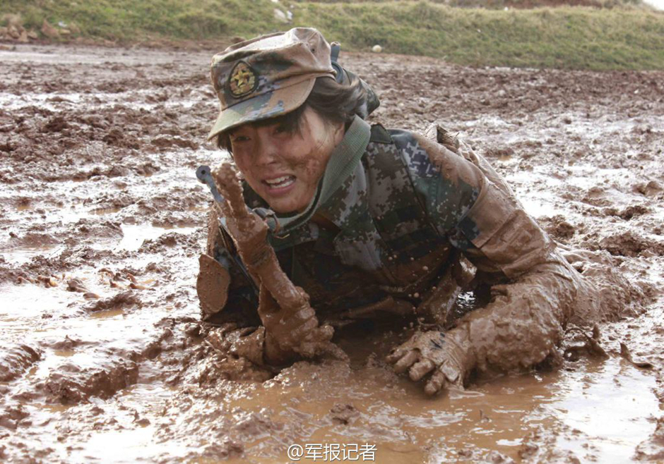 女特种兵训练太残酷:蛇群中取枪泥潭中爬战术