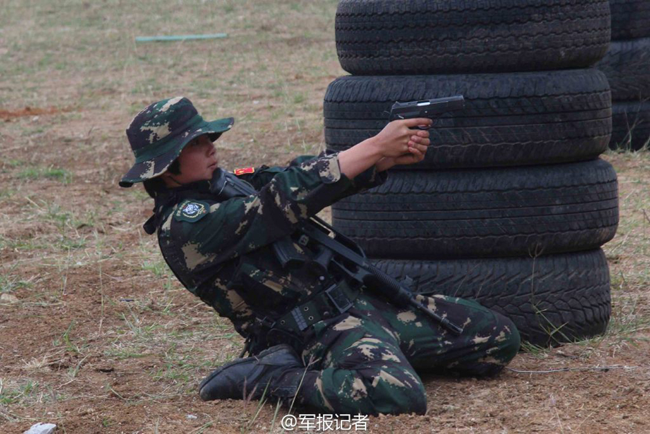 女特种兵训练太残酷:蛇群中取枪泥潭中爬战术