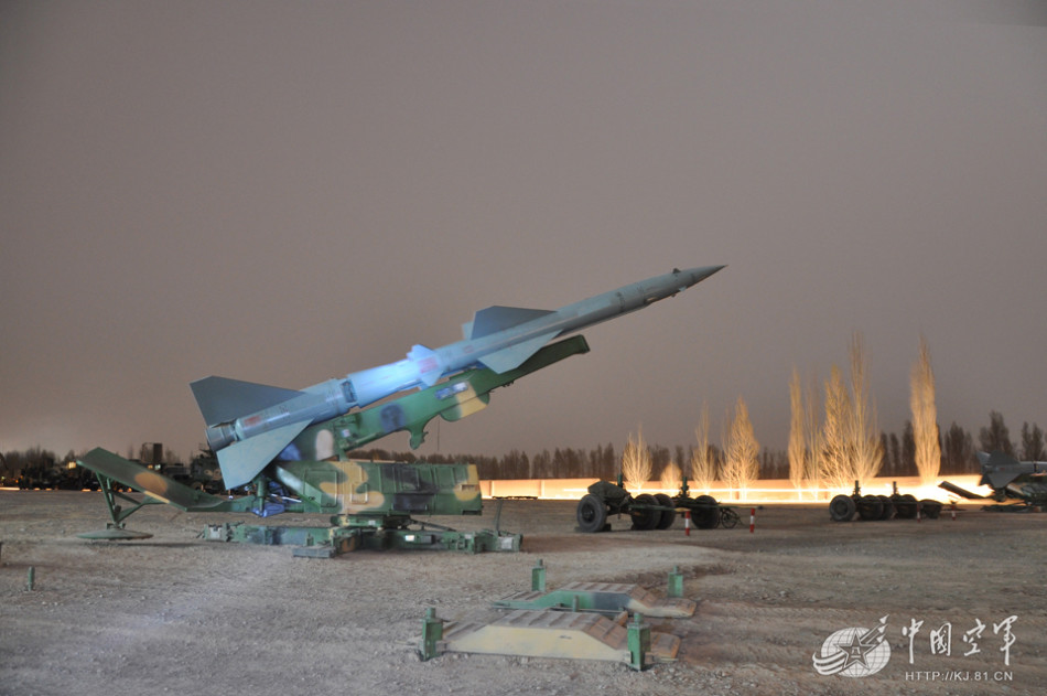 画面酷炫:解放军红旗-2改防空部队暗夜出动