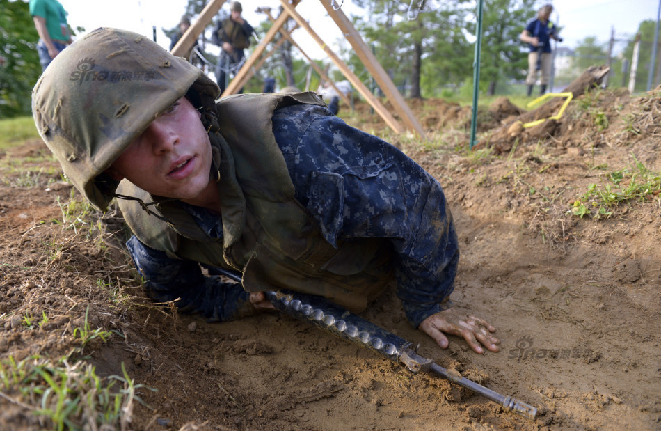 下马威:美海军学院800新生参加14小时魔鬼训练