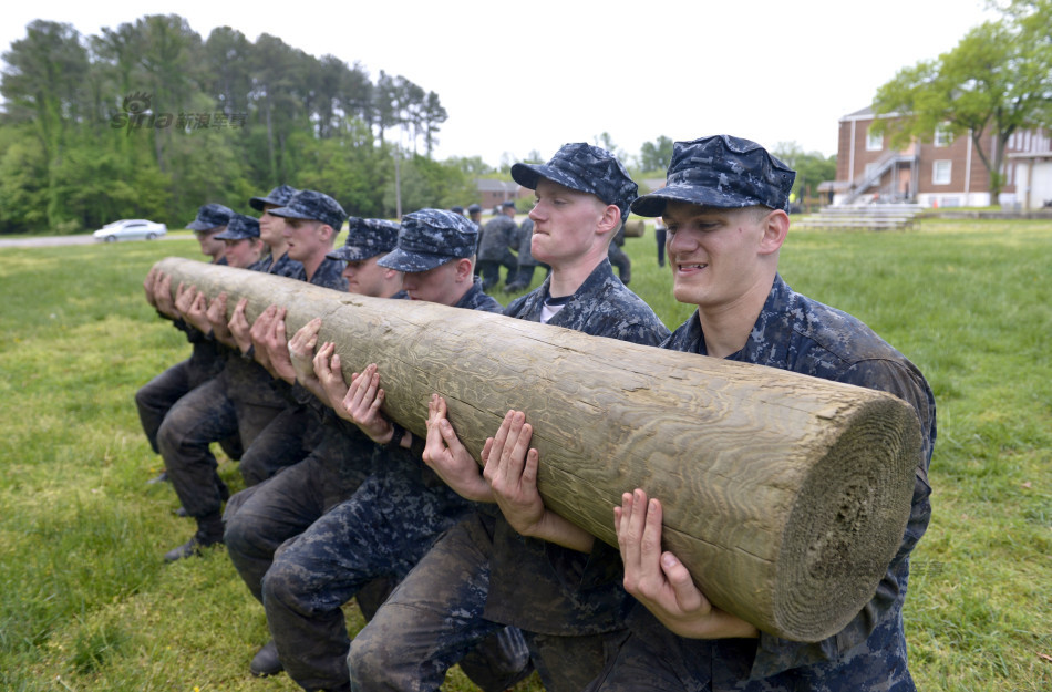 下马威美军学院800新生参加14小时魔鬼训练