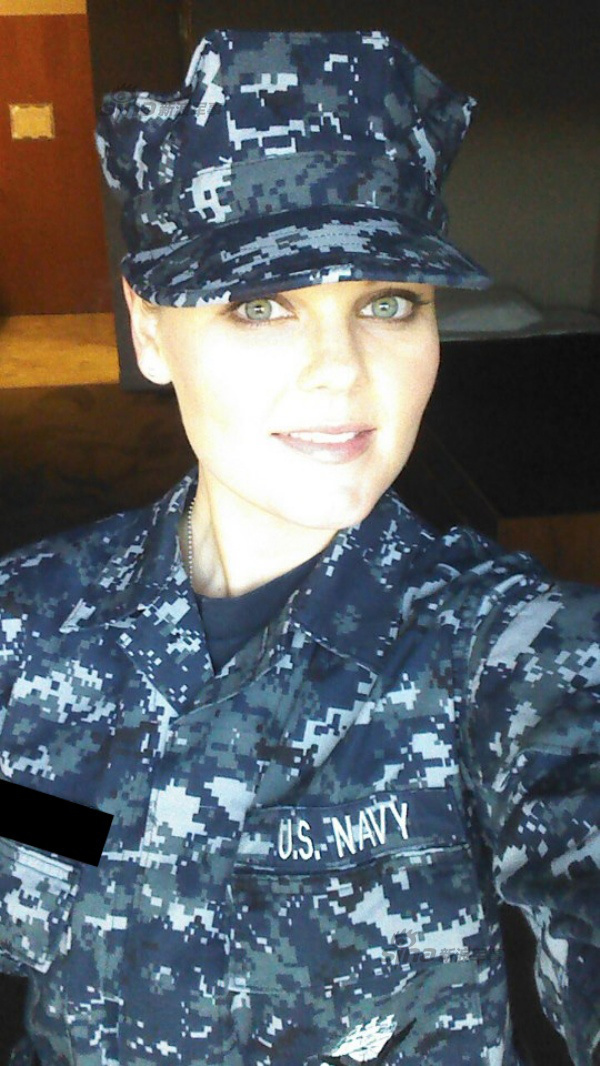 大胸漂亮妹美海军女兵公开军装便装对比私照